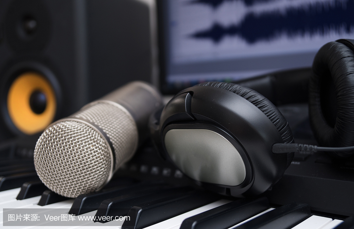 混頻器,電容麥克風和專業監視器。家庭音樂工作室的概念。