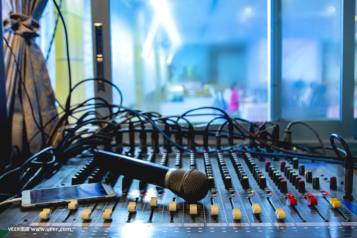 錄音室錄音師混音臺上的麥克風(fēng)。