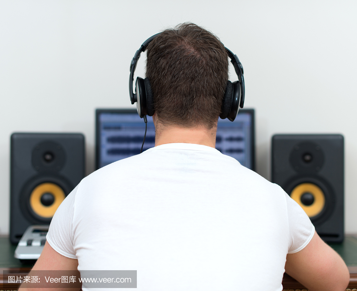 錄音室男錄音師。后視圖。